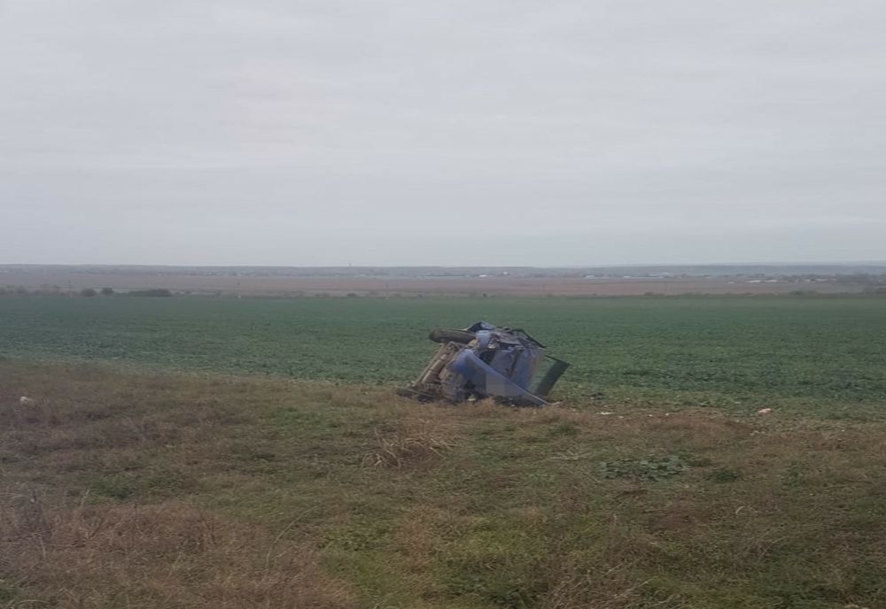 Mașină răsturnată pe câmp, șoferul transportat de urgență la spital