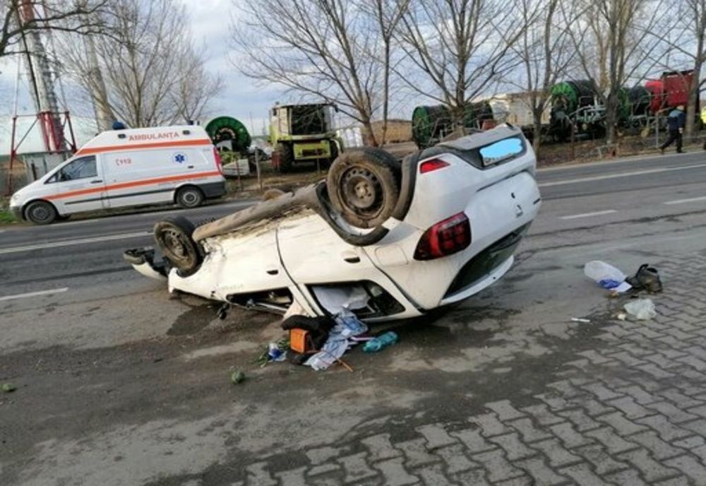 FOTO| Impact violent, două persoane transportate de urgență la spital