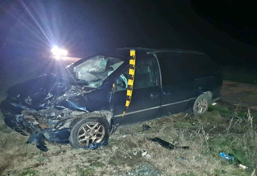 FOTO| Impact frontal între două autoturisme. O persoană rănită