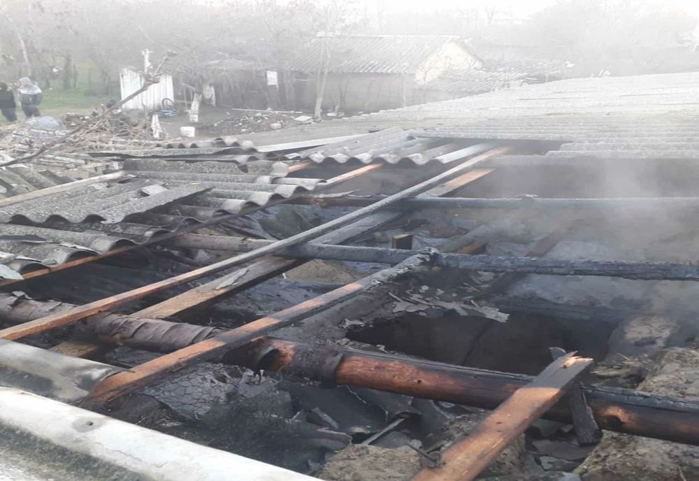 Incendiu pornit de la o lumânare uitată aprinsă. O femeie a ajuns la spital