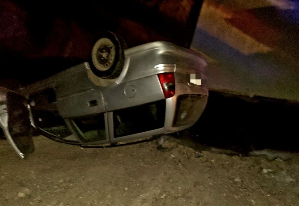 FOTO| S-a răsturnat cu mașina, dar a scăpat cu viață