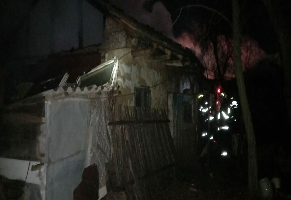 FOTO| Casă în flăcări în Munteni-Buzău. Posibilă mână criminală