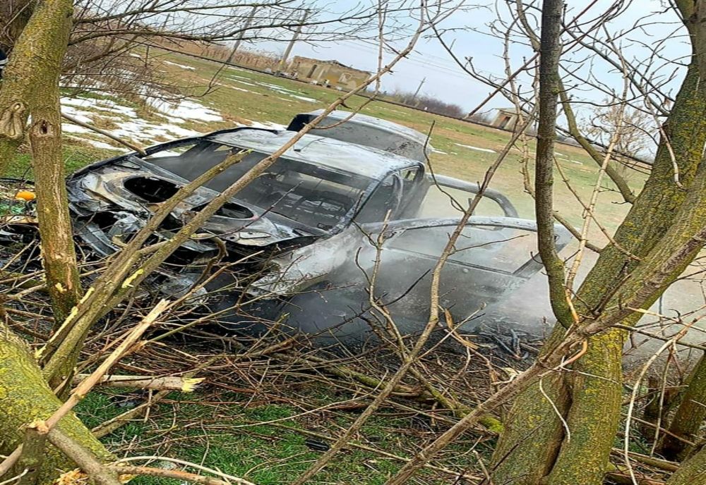 Accident pe DN2. Șofer la spital după ce mașina i-a luat foc