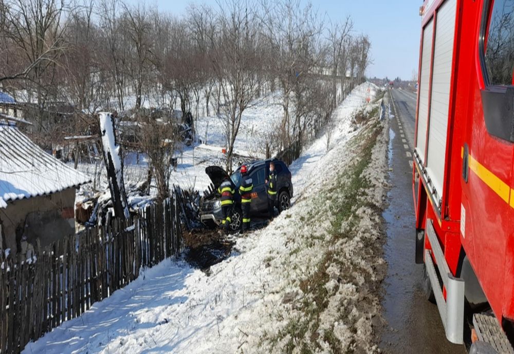 FOTO Accident la Ion Roată. A intrat cu mașina direct în gardul unei case