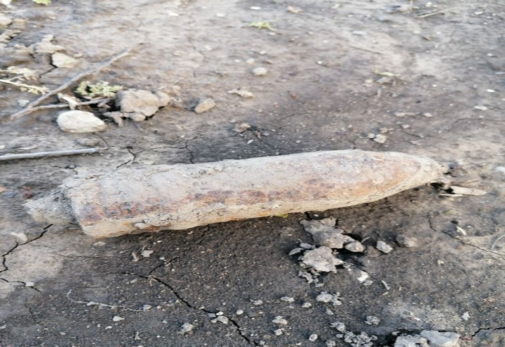 Proiectil de artilerie, descoperit în grădina unei case din Gârbovi