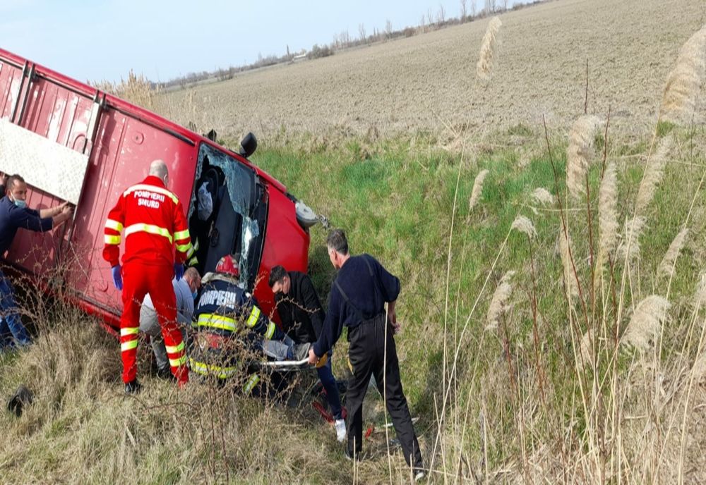 FOTO Accident grav pe DJ 201 A. Autoutilitară răsturnată