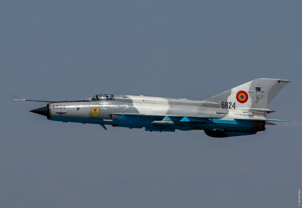 Avion MIG-21 de la baza militară din Câmpia Turzii prăbuşit într-un sat din judeţul Mureş! Pilotul s-a catapultat