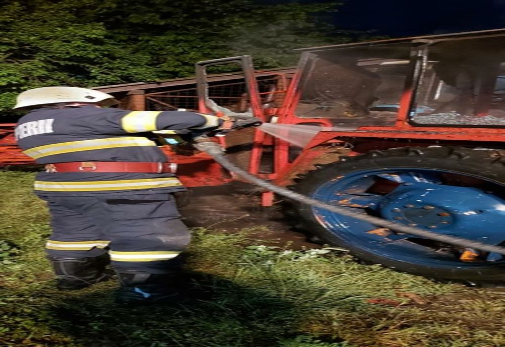 Tractor cuprins de flăcări la Ciochina