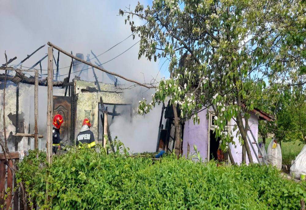 Incendiu casă în Sfîntu Gheorghe. Proprietara a suferit un atac de panică