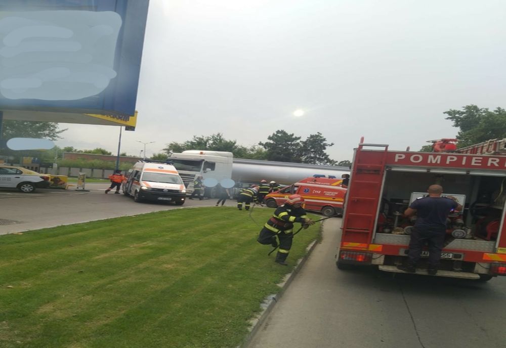 impact violent între o autocisternă și un moped