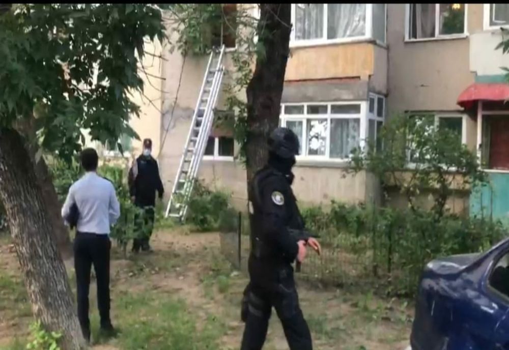 Foto&VIDEO | Un bărbat din Craiova şi-a sechestrat soţia şi soacra. REACŢIA autorităţilor
