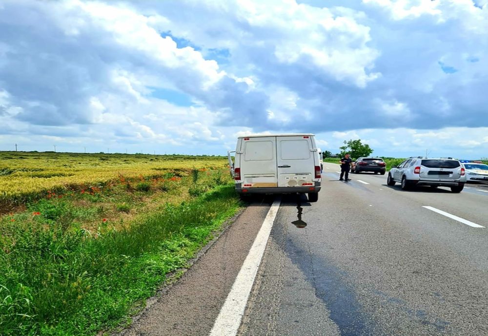 FOTO/ Accident rutier pe DN2E60 în județul Ialomița. Un brăilean de 31 de ani rănit grav