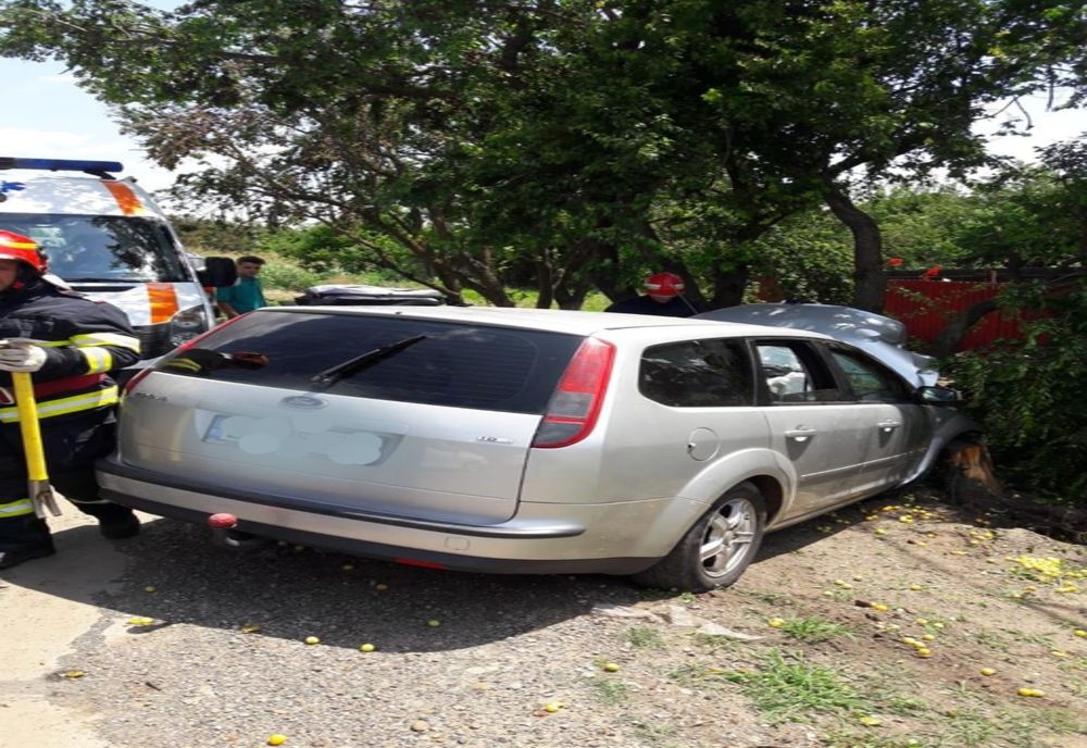 Impact violent între un Ford și un tractor. Patru victime