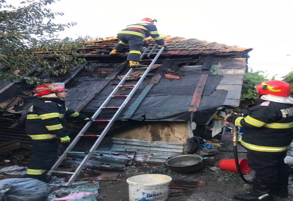 O bătrână a făcut atac de panică, după ce i-a luat casa foc