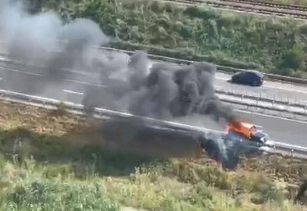 Autoturism în flăcări pe Autostrada Soarelui