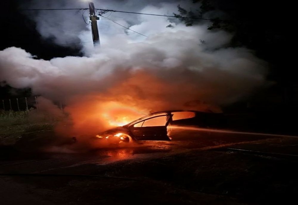 FOTO  Mașină în flăcări. Intervin pompierii