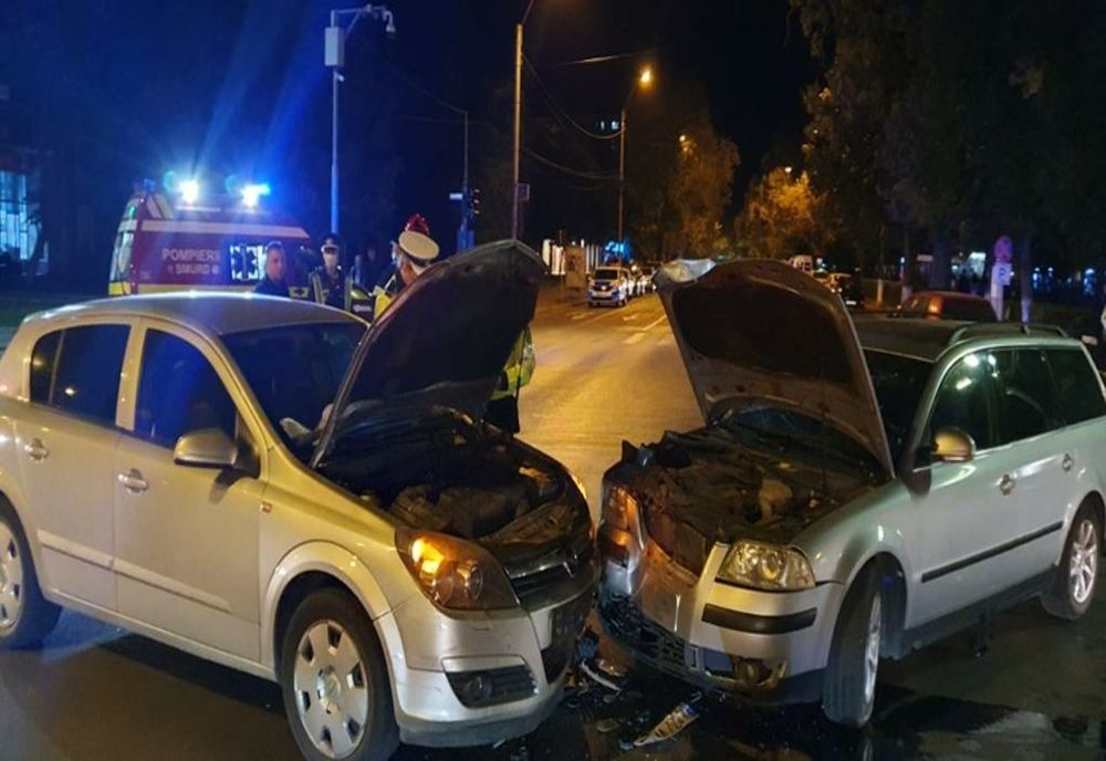 FOTO Coliziune frontală între două mașini. O persoană rănită