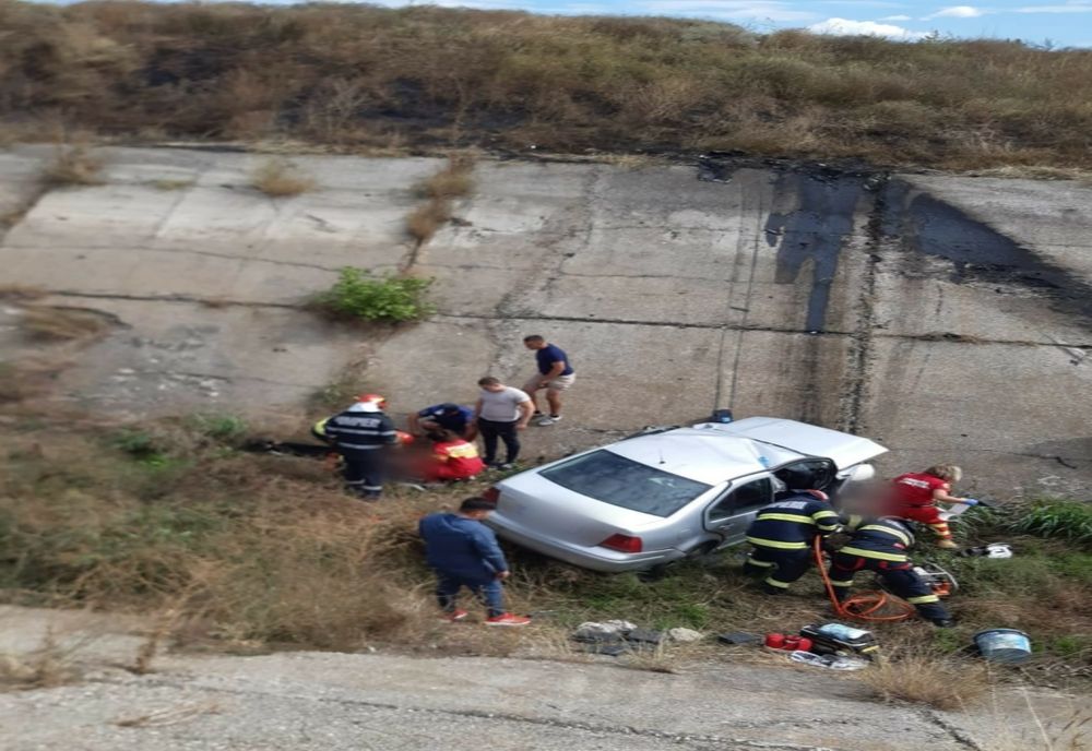 Mașină căzută într-un canal de irigații. Un mort si un rănit grav