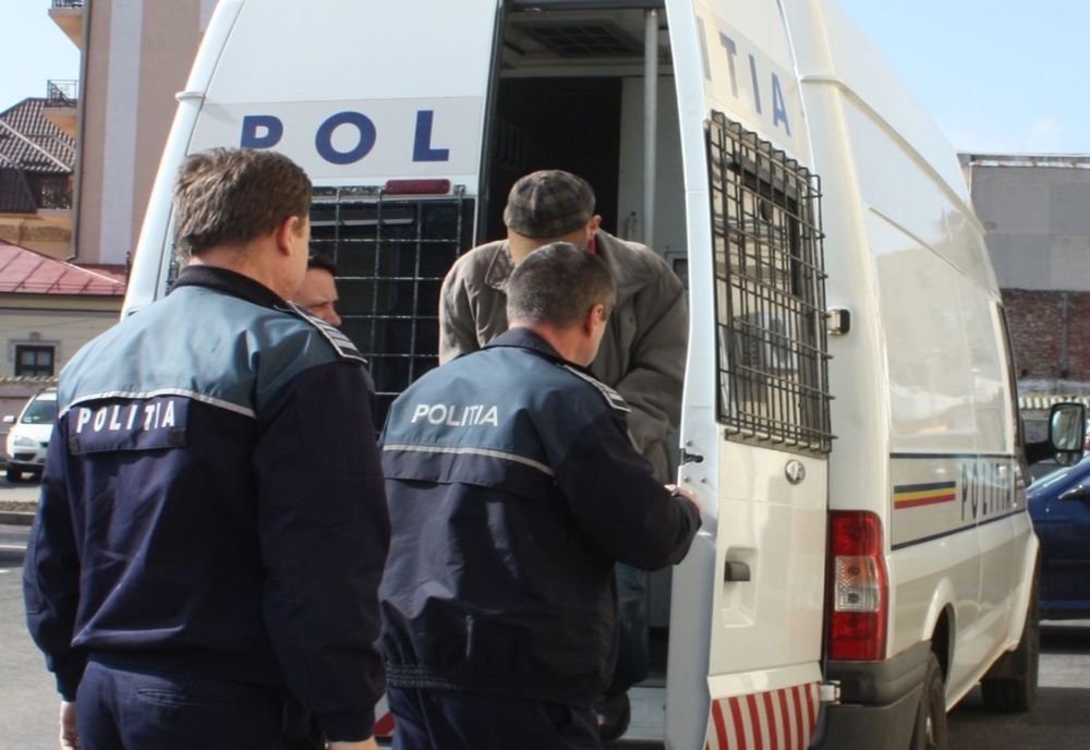 Reținuți pentru tulburarea liniștii publice și distrugere