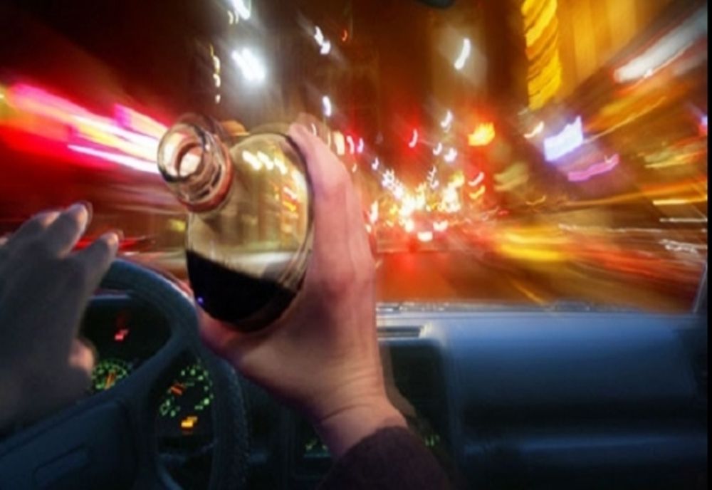 Beat și fără permis de conducere, a intrat cu mașina direct într-un  gard