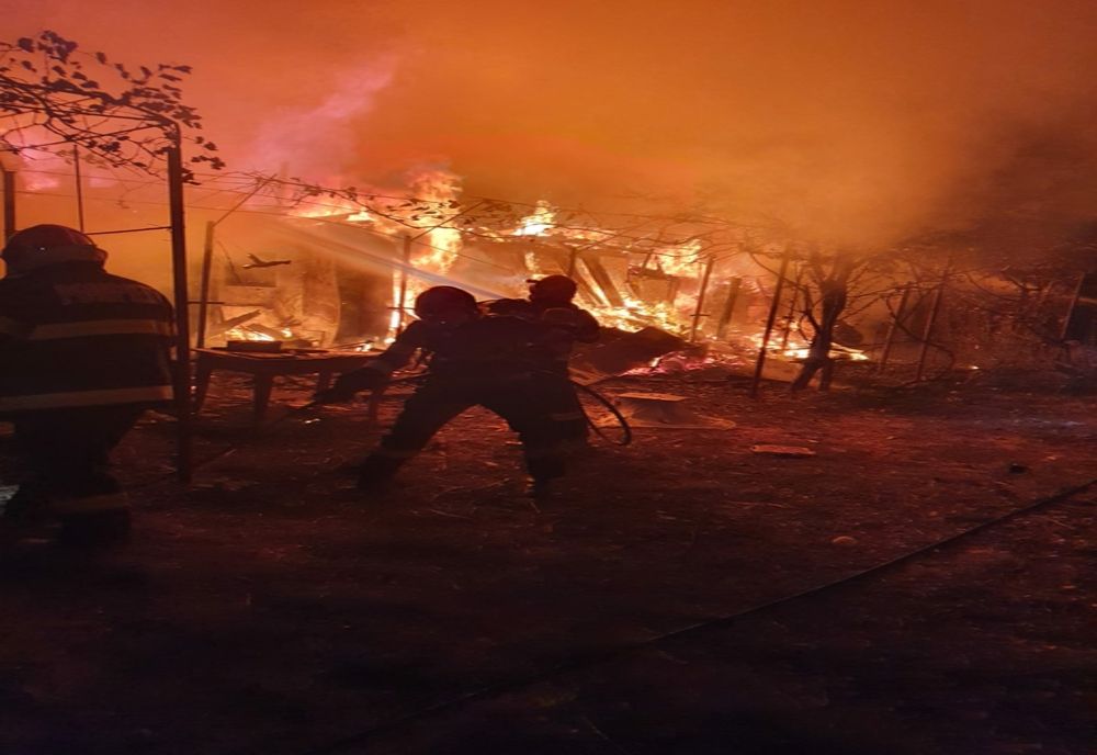 Casă distrusă de flăcări. Proprietarul transportat la spital