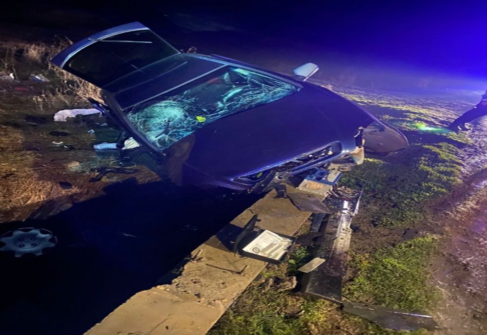 Mașină intrată într-un cap de pod. Patru persoane, la spital