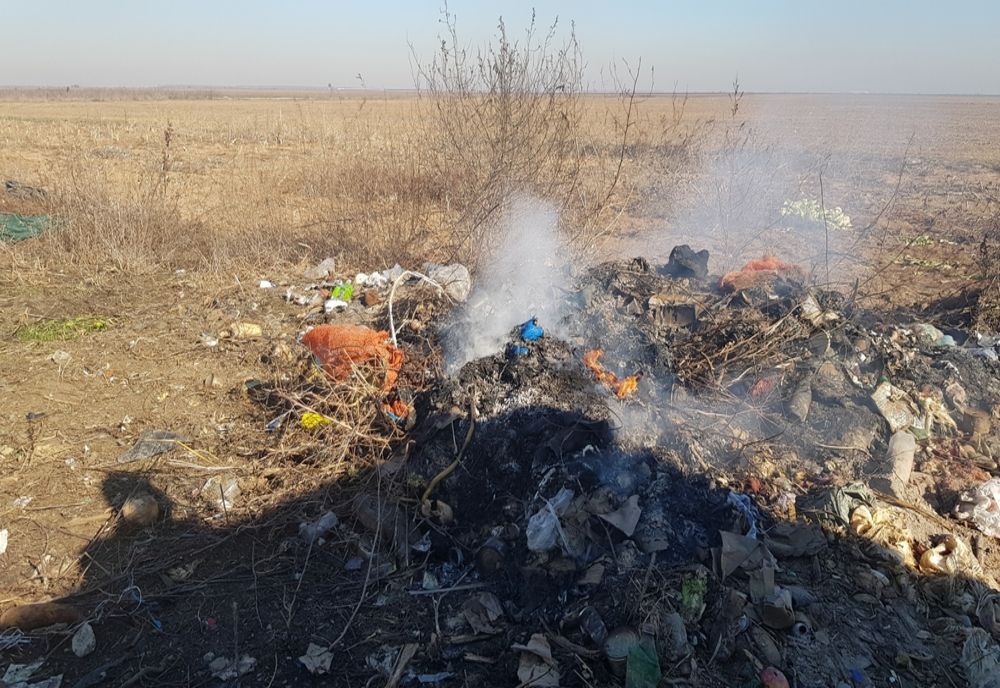 FOTO Ultimatum dat de  Garda  de Mediu pentru două primării din Ialomița, pentru stoparea arderii deșeurilor