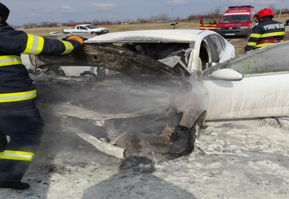 Mașină cuprinsă de flăcări în urma unui accident