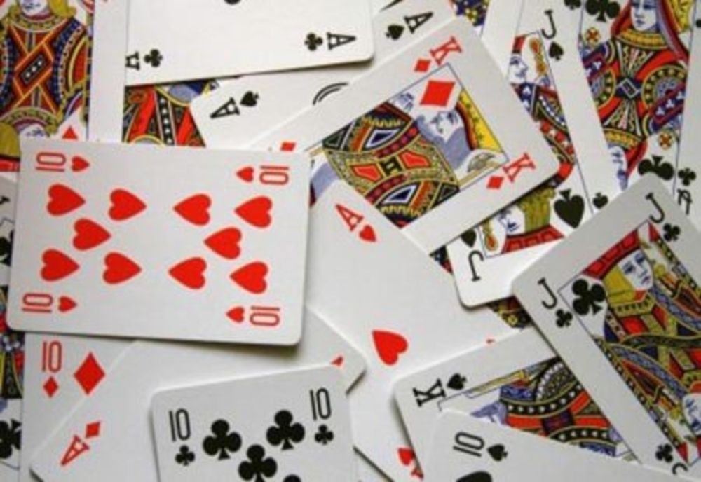 Prinși în timp ce participau la jocuri clandestine de noroc. Câți bani au fost confiscați