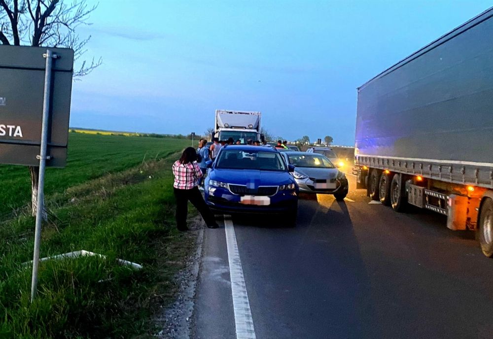 FOTO Cinci mașini implicate într-un accident pe DN2. Doi copii au ajuns la spital