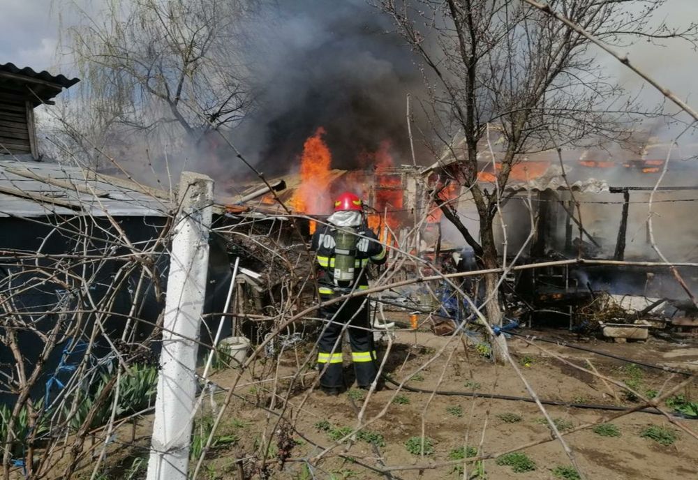 FOTO  Casă cuprinsă de flăcări. Proprietara a suferit un atac de panică 