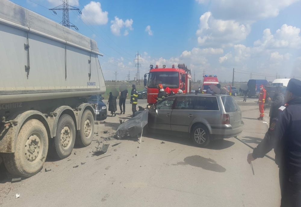 Mașină făcută praf după ce a intrat într-un autotren