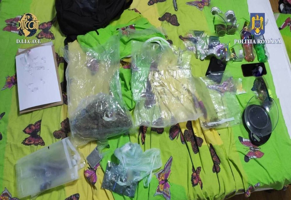 FOTO Descinderi la traficanții de droguri din Slobozia. Două persoane arestate