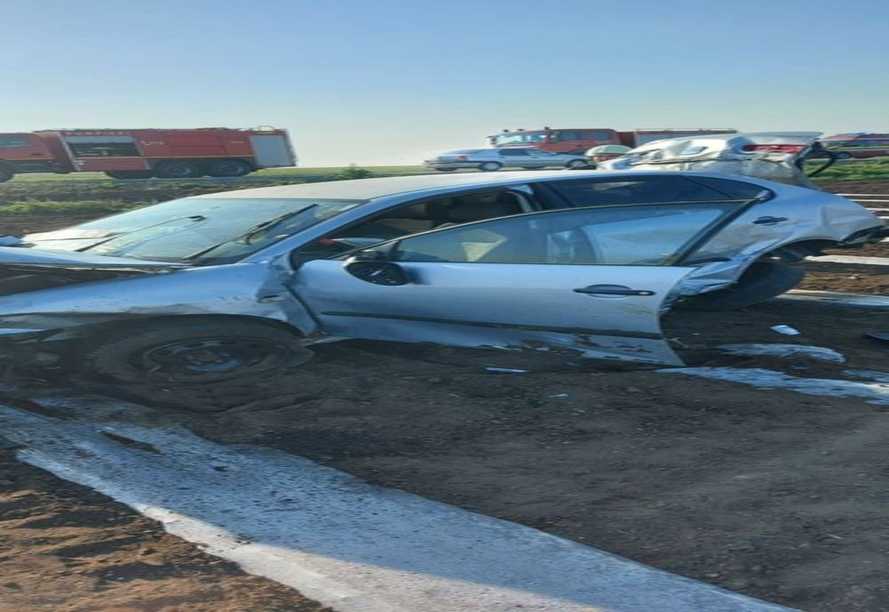 FOTO Cascadorie pe șosea, mașină răsturnată