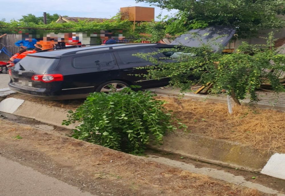 FOTO Accident în Ialomița. Tânăr mort după ce a intrat cu maşina într-un gard