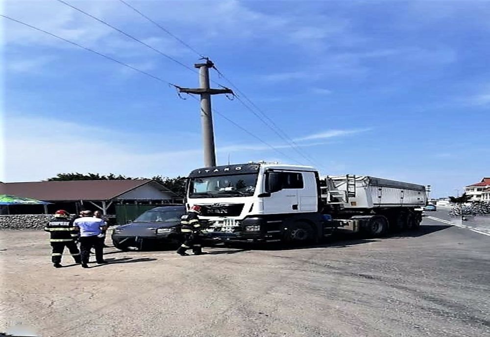 Atenție la neatenție! Impact între un autoturism și un autocamion