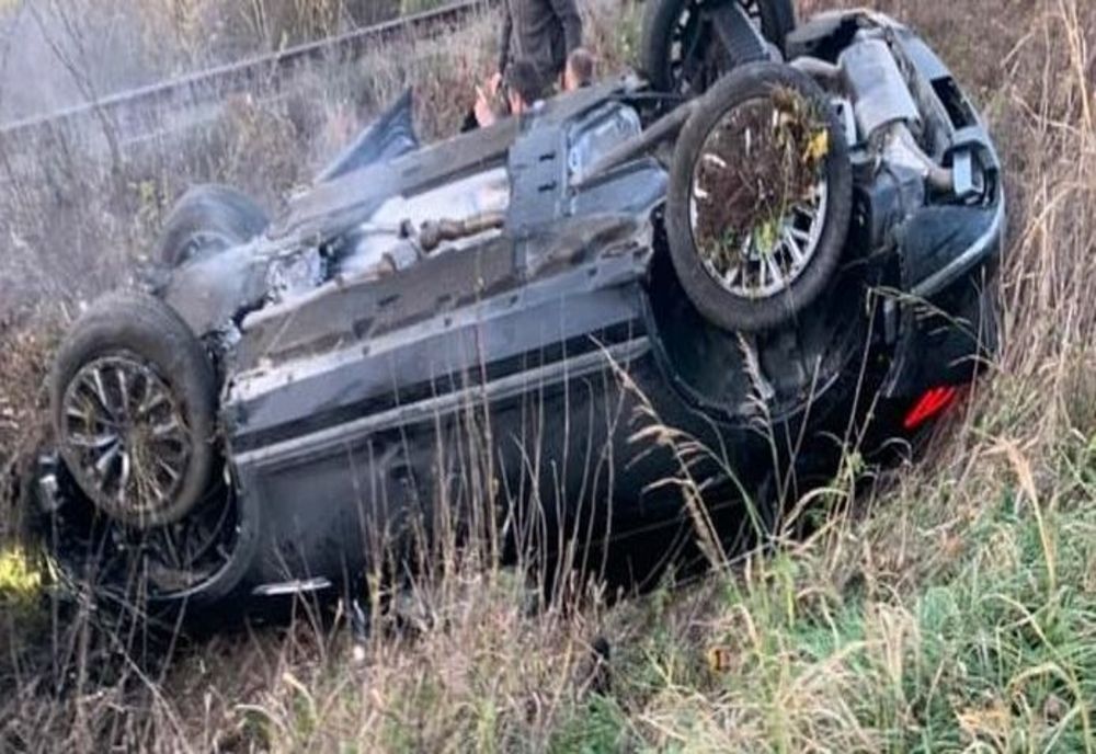 Cascadorie pe șosea. Mașină răsturnată în Grivița