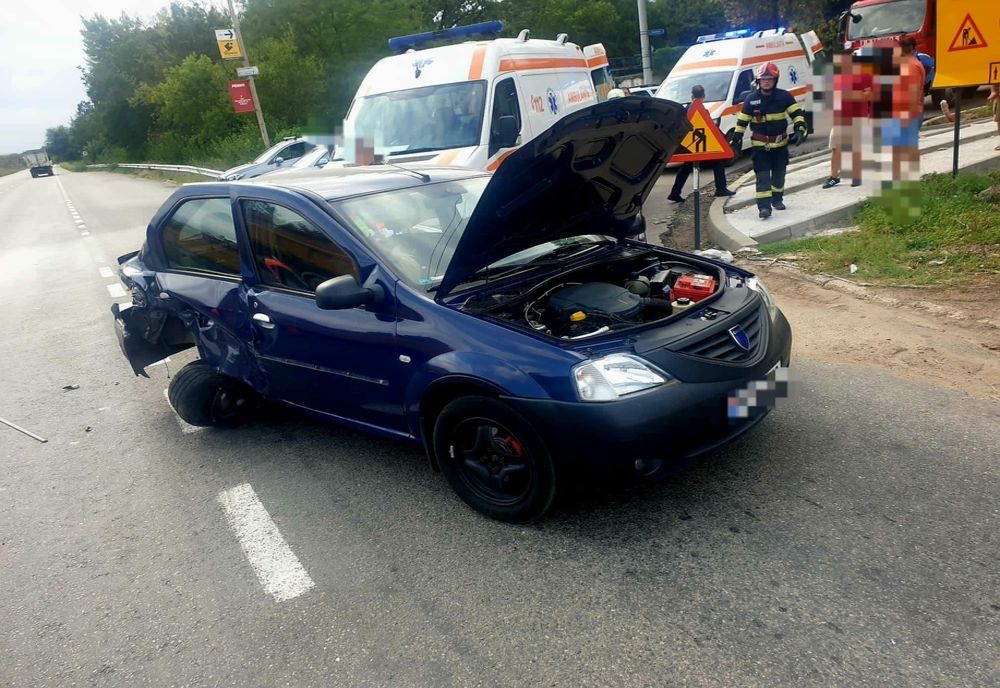 FOTO Impact violent între două mașini. O victimă încarcerată