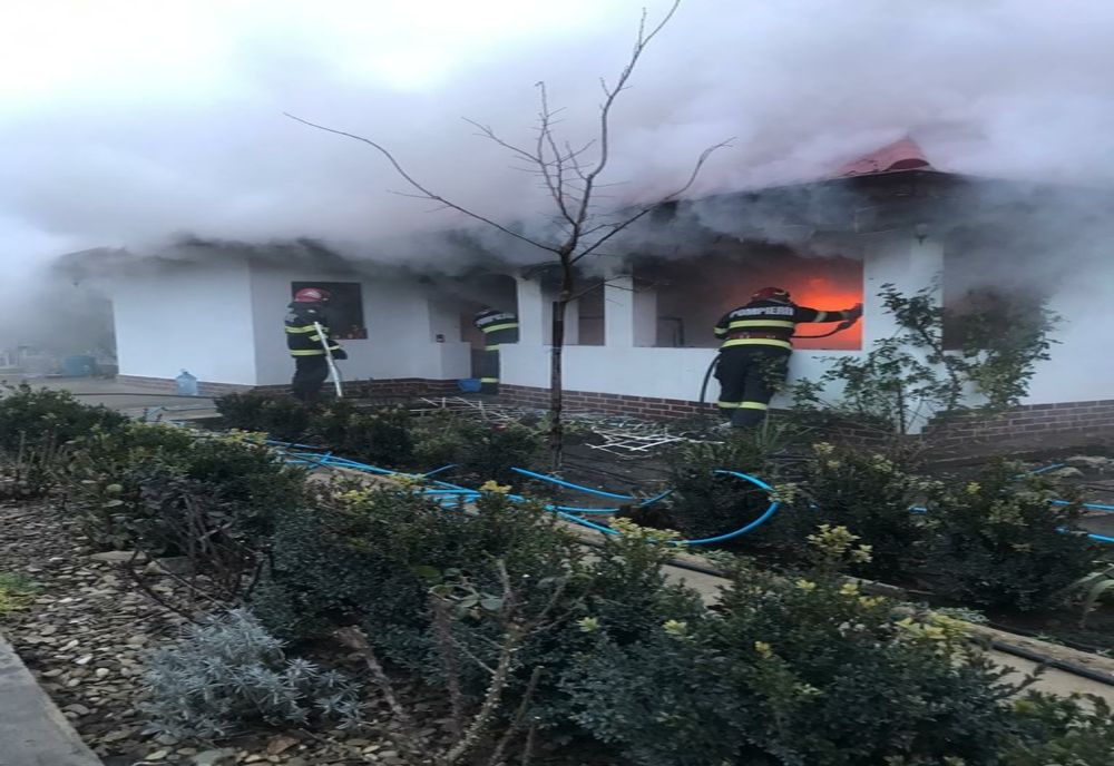 Casă cuprinsă de flăcări. Un bărbat cu atac de panică