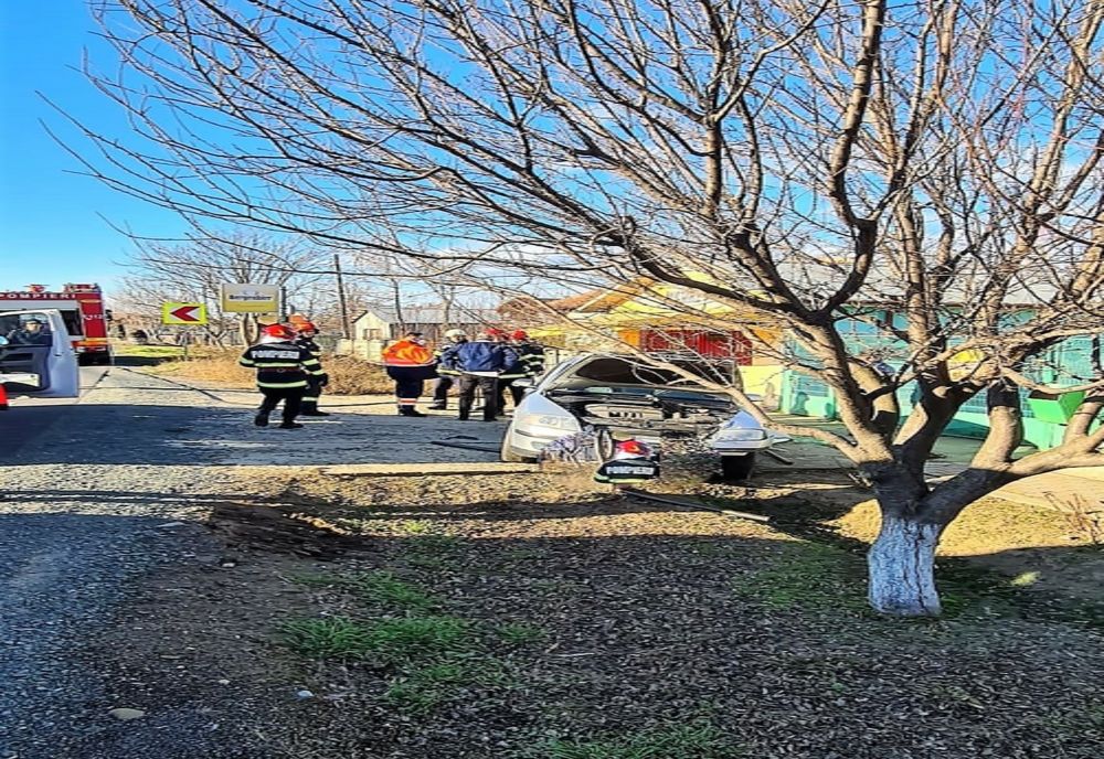 FOTO Accident pe DN2A. Două persoane transportate la spital