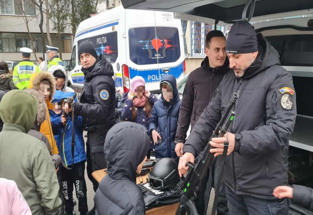 FOTO O altfel de școală- Copiii acasă la polițiști