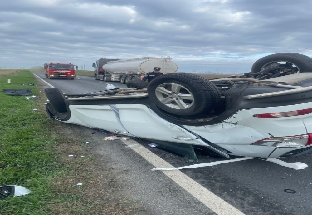 Ialomița. Cascadorie pe șosea, mașină răsturnată