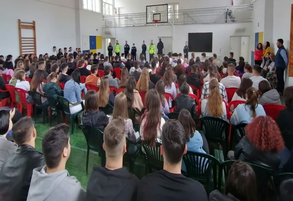  Polițiști printre elevii de la  Colegiul "Grigore Moisil" 