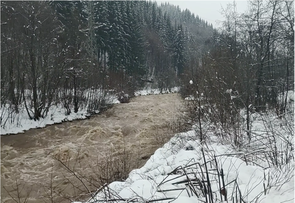 Cod portocaliu și galben emis de hidrologi în mai multe zone ale țării, valabil până vineri