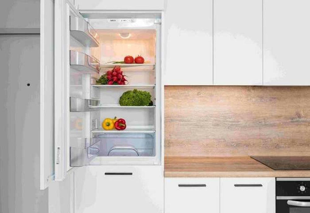 Obiectul din bucătărie care te scapă de mirosurile neplăcute din frigider