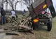 Polițiștii ialomițeni au prins în flagrant un bărbat în timp ce transporta material lemnos cu un tractor neînmatriculat și fără a deține permis de conducere