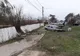 FOTO| A intrat cu mașina direct în gardul unei case, trecând printr-un șanț