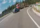 VIDEO – La un pas de moarte pentru că s-a speriat de doi motocicliști – Imagini halucinante surprinse în traficul din România