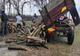Polițiștii ialomițeni au prins în flagrant un bărbat în timp ce transporta material lemnos cu un tractor neînmatriculat și fără a deține permis de conducere